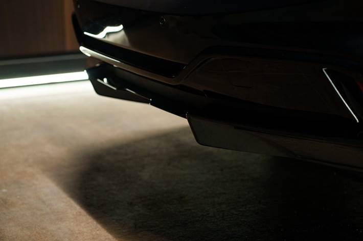 Sort Lotus Emeya fra 2024
