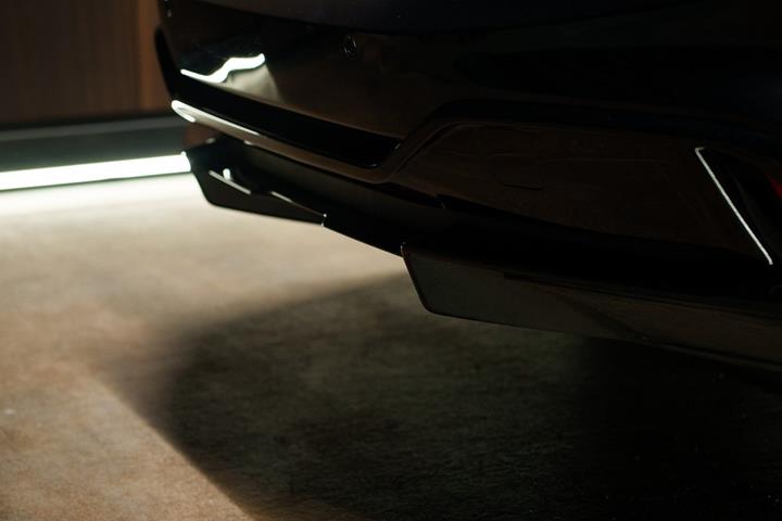 Sort Lotus Emeya fra 2024
