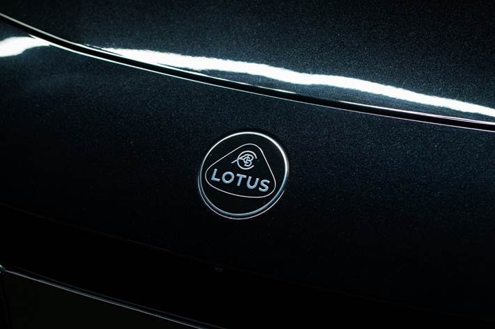 Sort Lotus Emeya fra 2024
