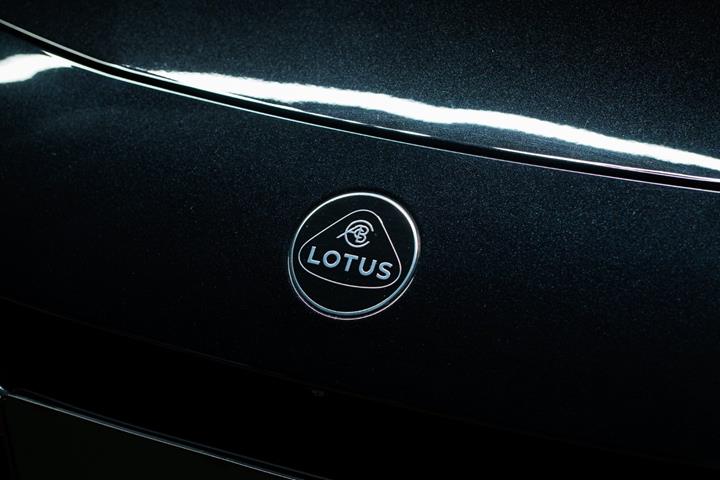 Sort Lotus Emeya fra 2024
