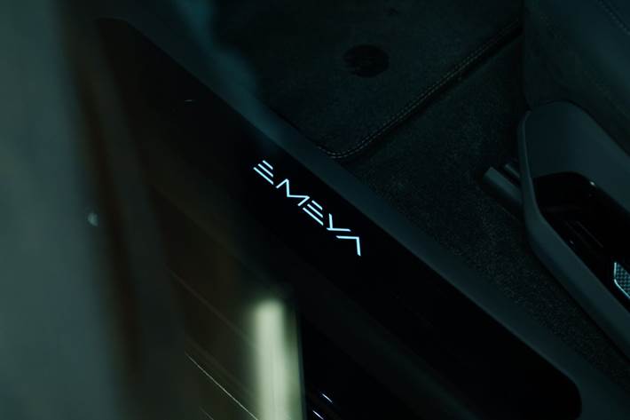 Sort Lotus Emeya fra 2024