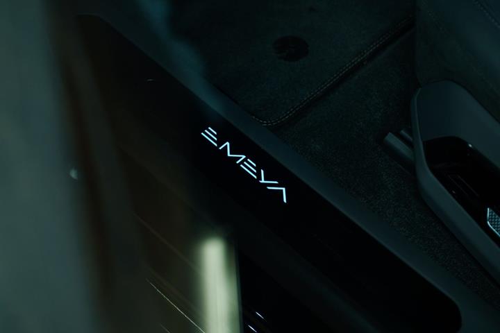Sort Lotus Emeya fra 2024