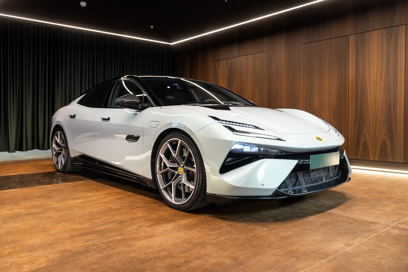 Grå Lotus Emeya fra 2024
