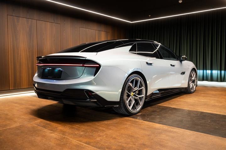 Grå Lotus Emeya fra 2024