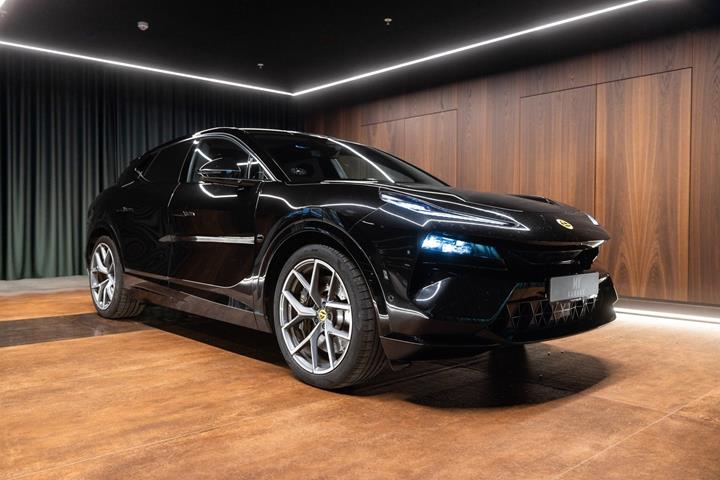 Sort Lotus Eletre fra 2025