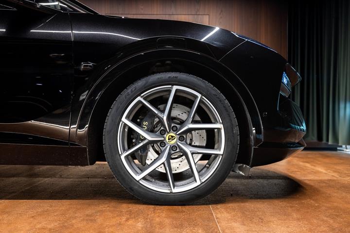 Sort Lotus Eletre fra 2025