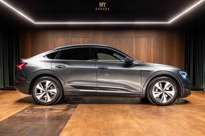 Grå Audi Q8 e-tron fra 2024