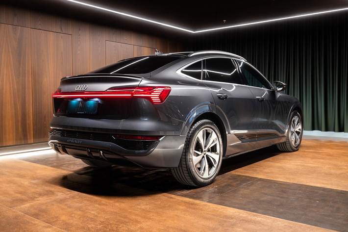 Grå Audi Q8 e-tron fra 2024