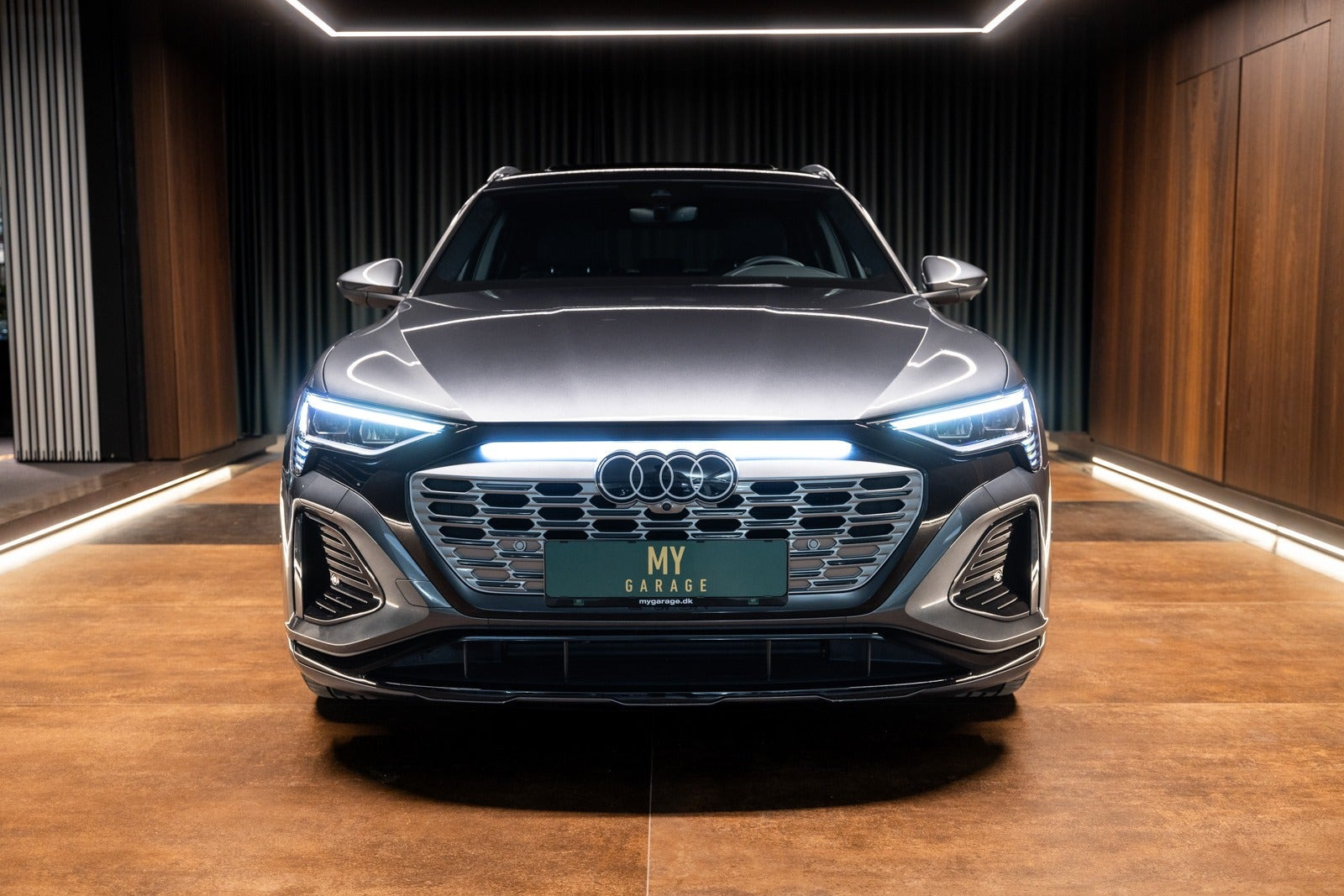 Grå Audi Q8 e-tron fra 2024