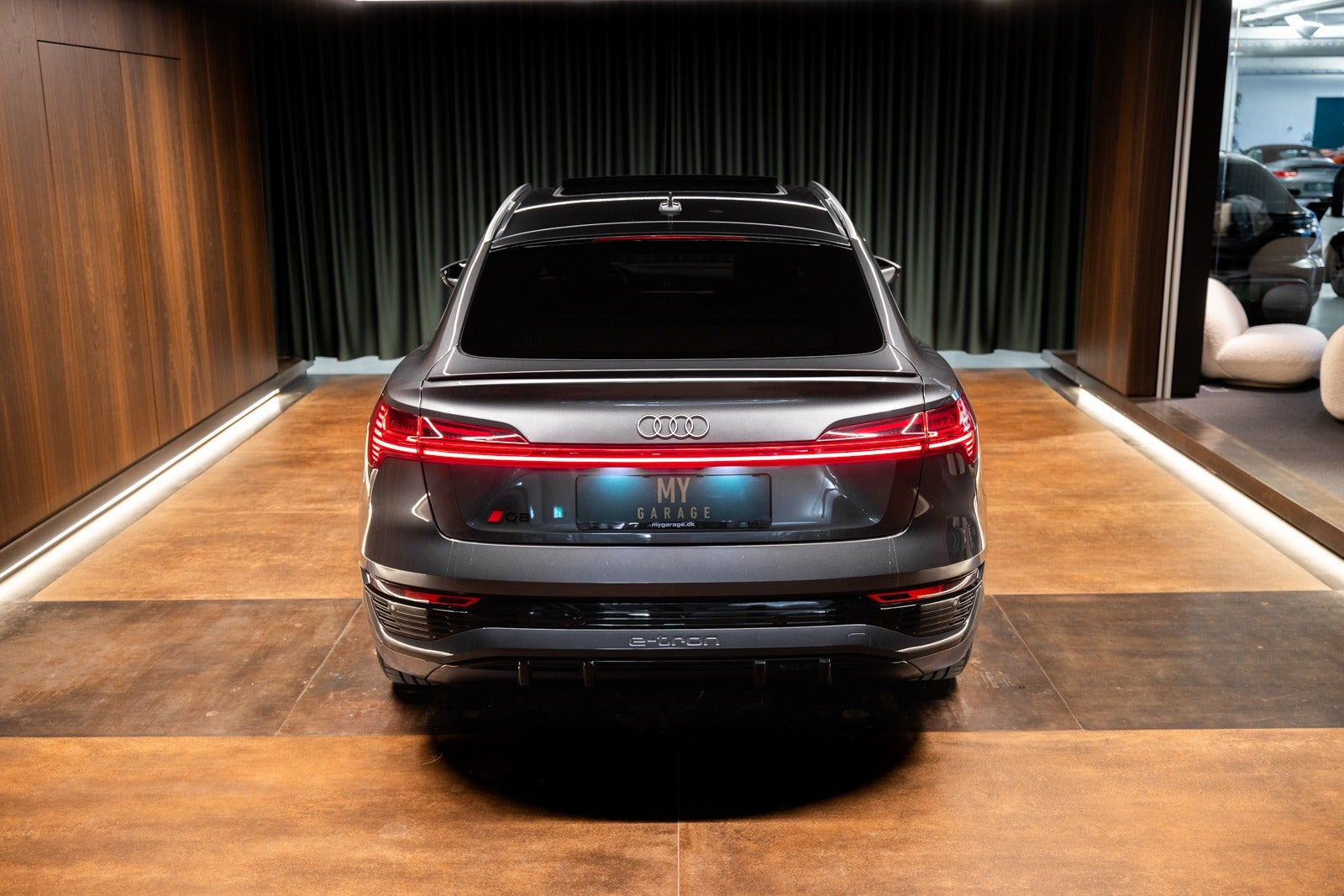Grå Audi Q8 e-tron fra 2024