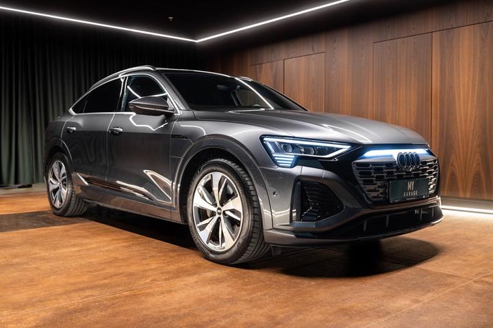 Grå Audi Q8 e-tron fra 2024
