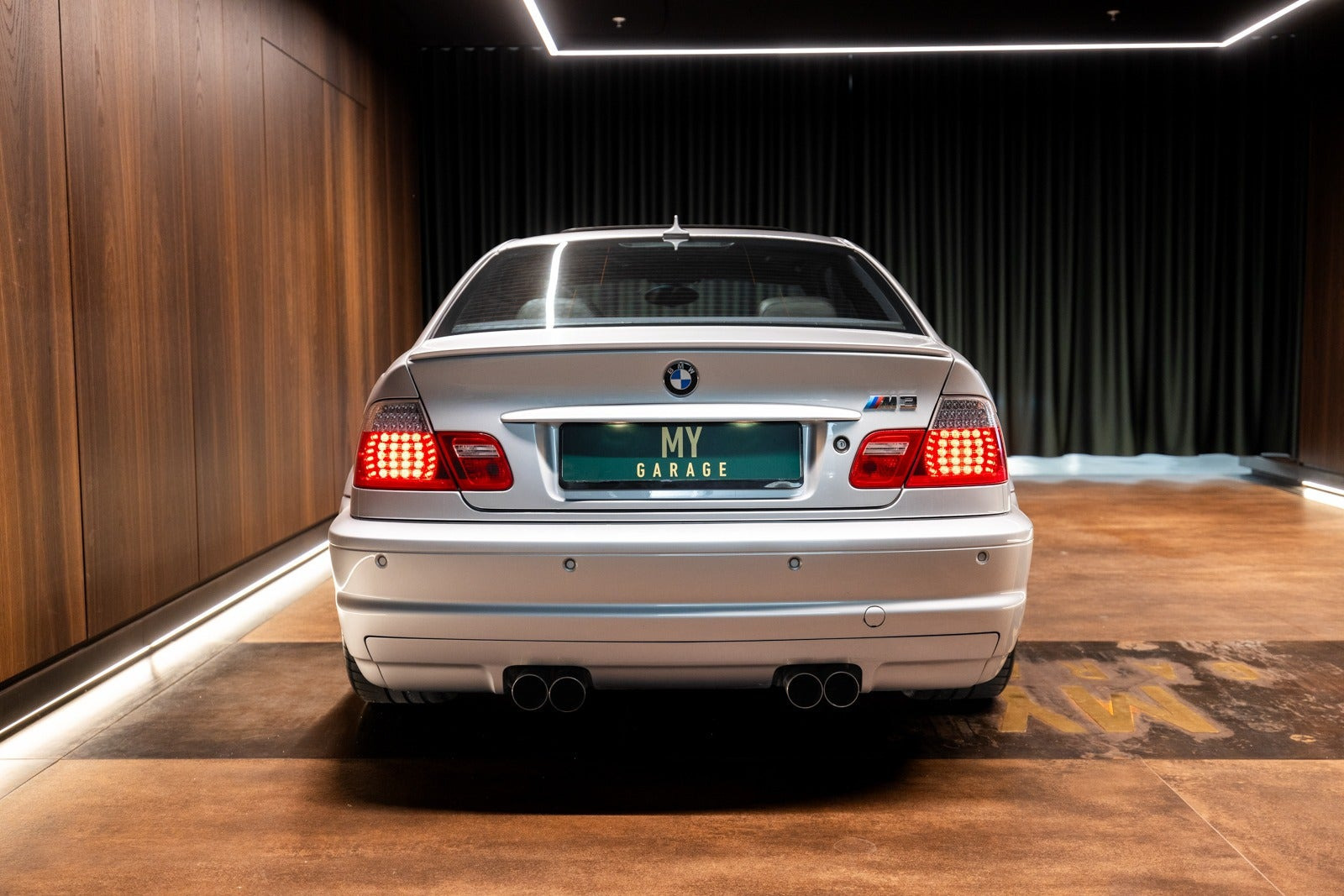 Sølv BMW M3 fra 2003