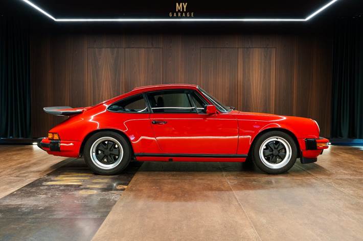 Sort Porsche 911 fra 1986