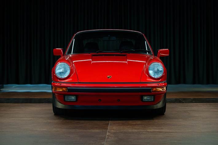 Sort Porsche 911 fra 1986