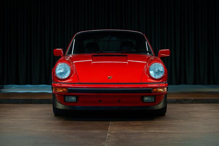 Sort Porsche 911 fra 1986