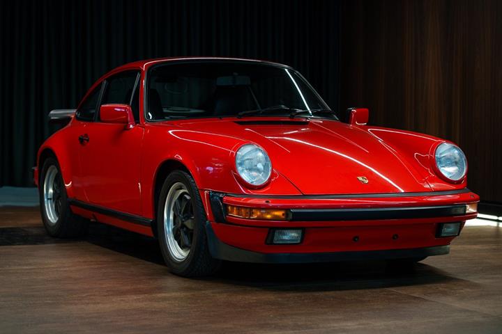 Sort Porsche 911 fra 1986