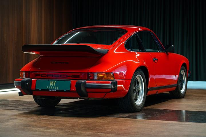 Sort Porsche 911 fra 1986