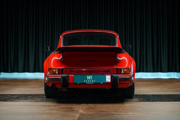 Sort Porsche 911 fra 1986