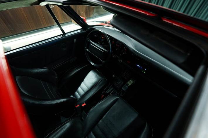 Sort Porsche 911 fra 1986