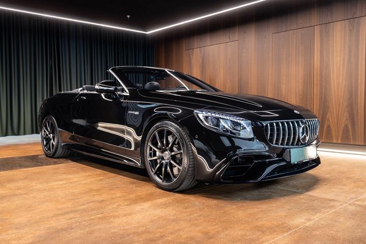 Sort Mercedes S63 fra 2019