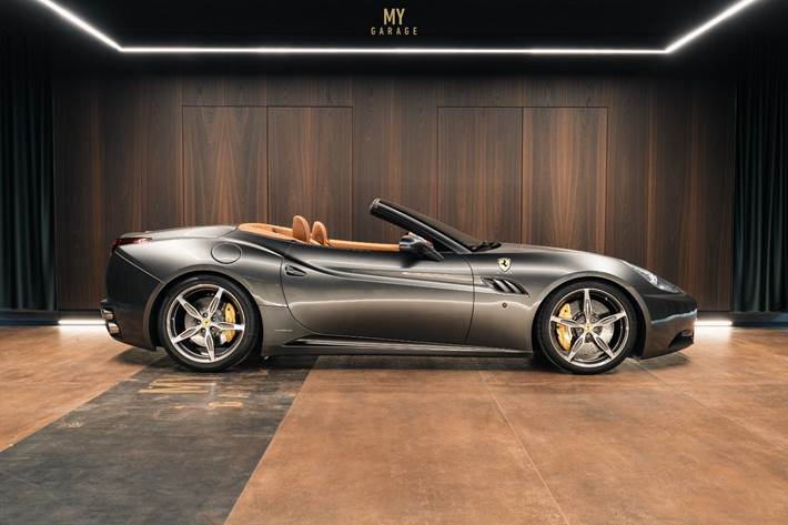 Grå Ferrari California fra 2010