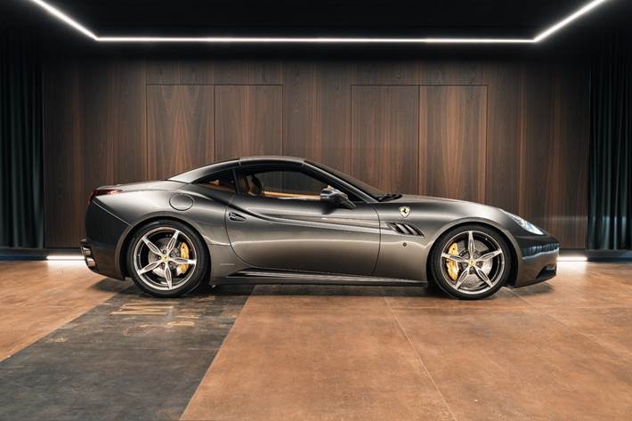 Grå Ferrari California fra 2010