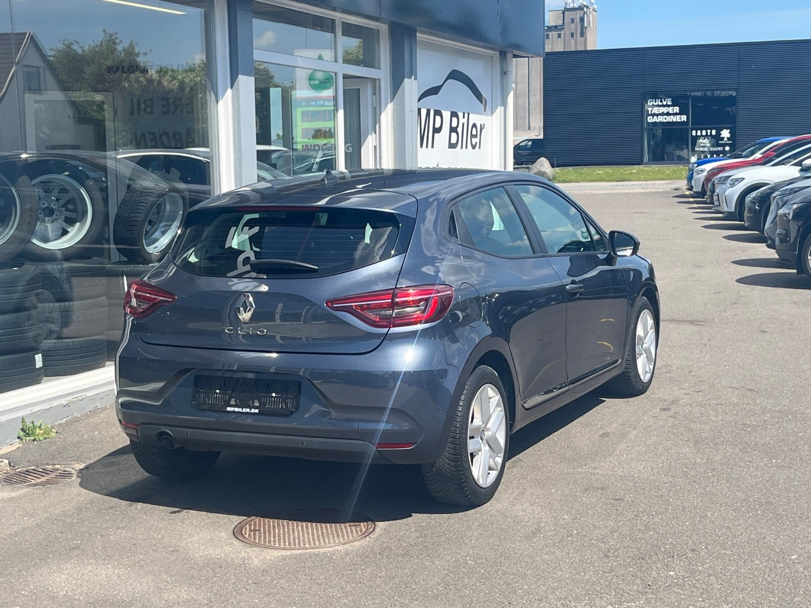 Blå Renault Clio V fra 2022