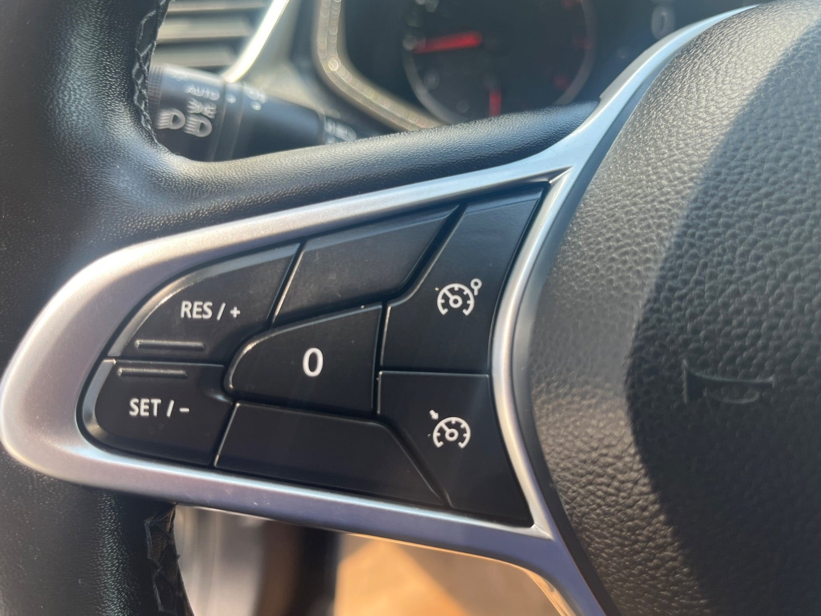 Blå Renault Clio V fra 2022