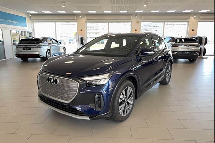 Blå Audi Q4 e-tron fra 2024