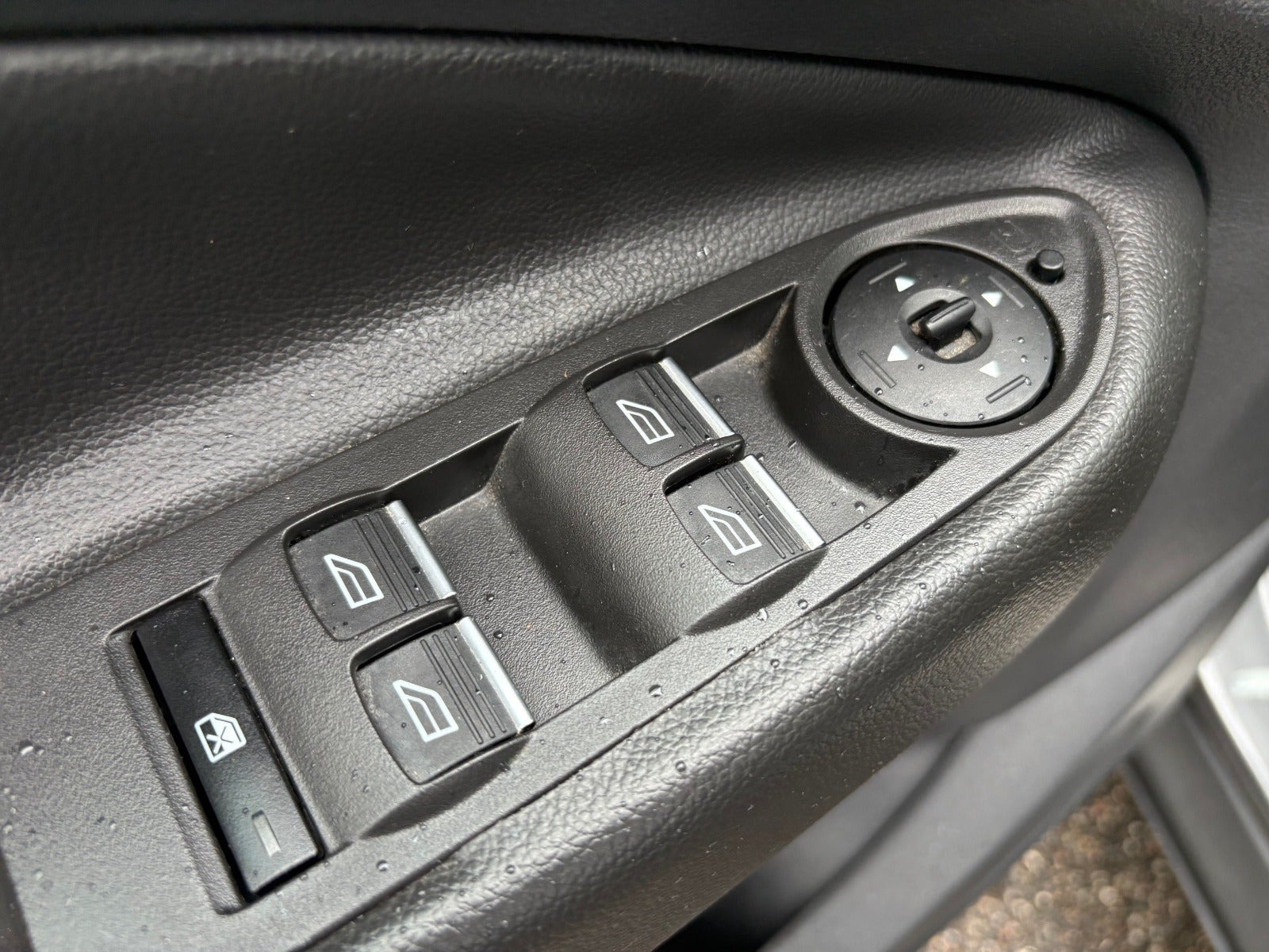Sort Ford Kuga fra 2016