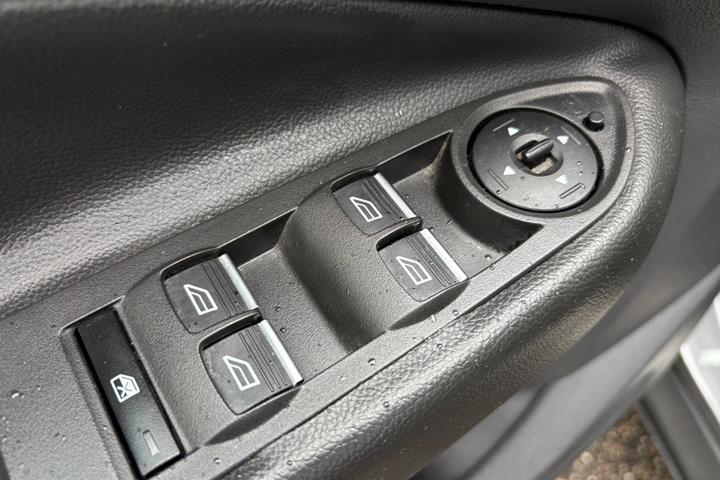 Sort Ford Kuga fra 2016