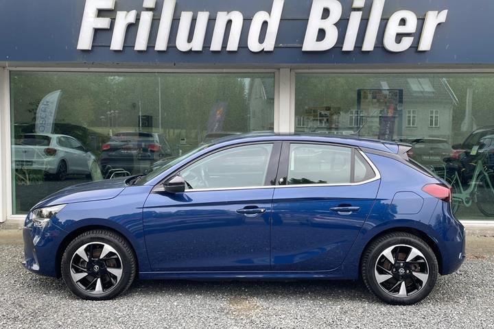 Blå Opel Corsa-e fra 2022