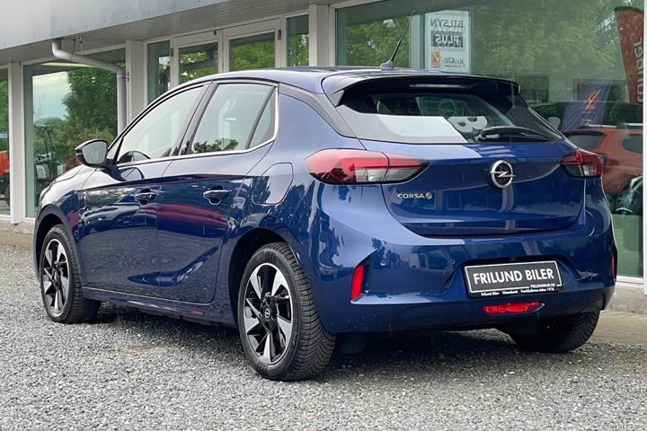 Blå Opel Corsa-e fra 2022