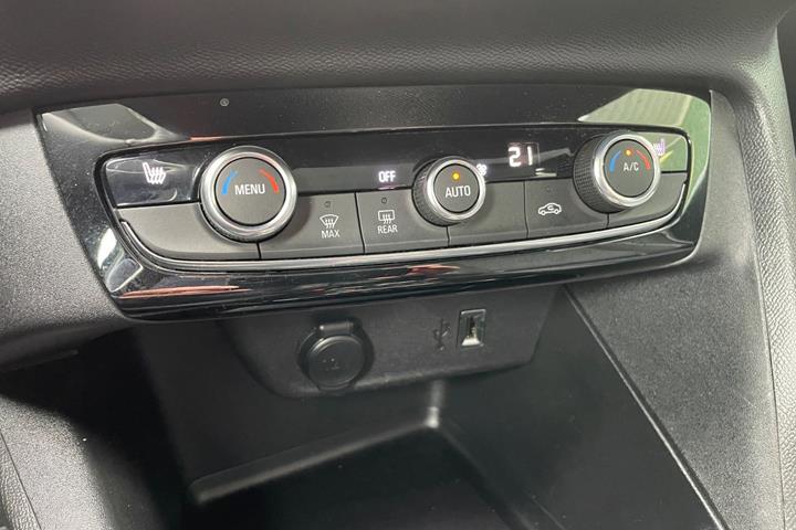 Blå Opel Corsa-e fra 2022