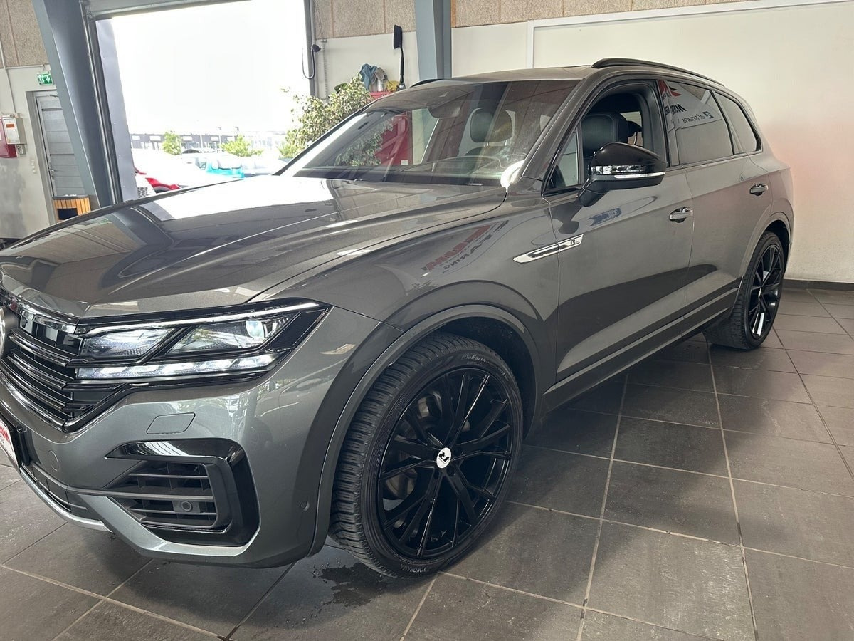 Grå VW Touareg fra 2019