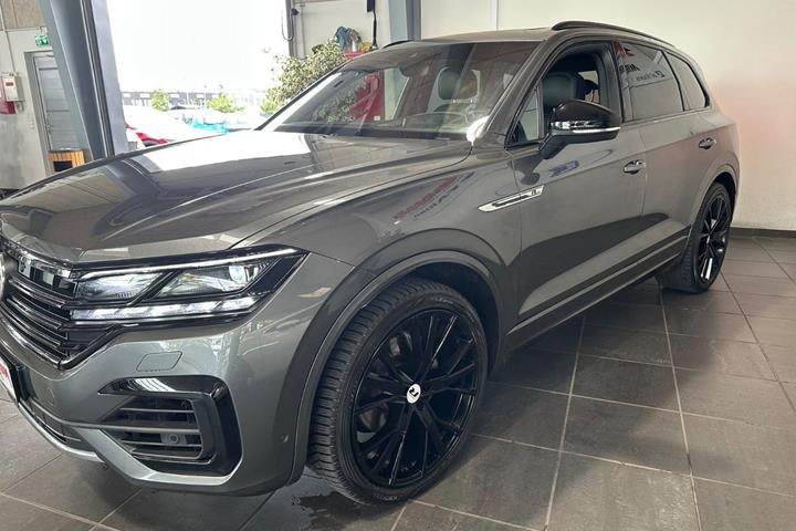 Grå VW Touareg fra 2019