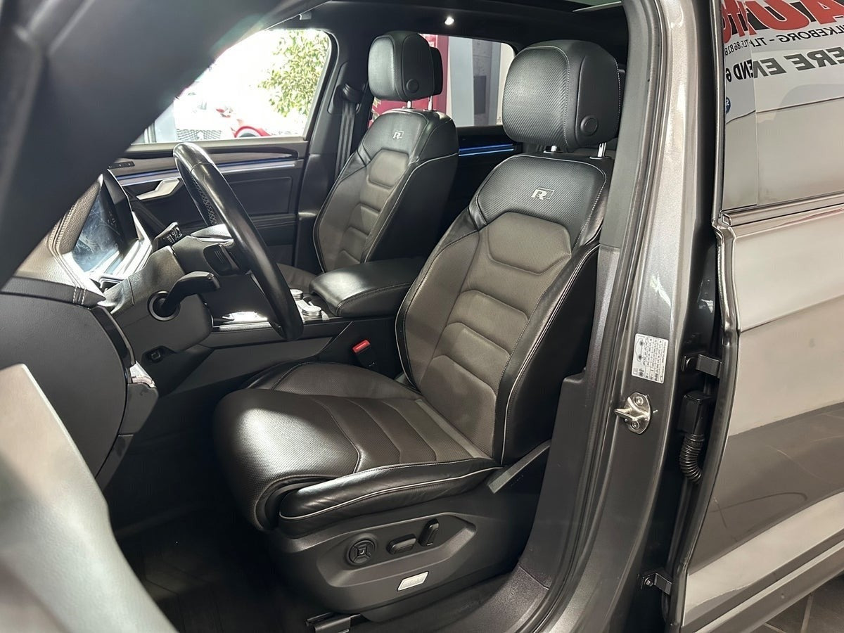Grå VW Touareg fra 2019