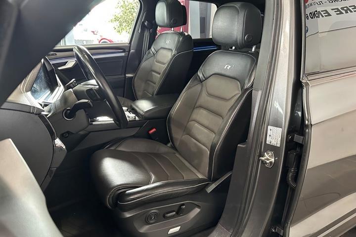 Grå VW Touareg fra 2019
