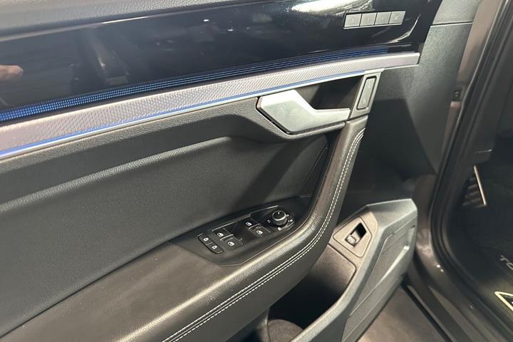 Grå VW Touareg fra 2019