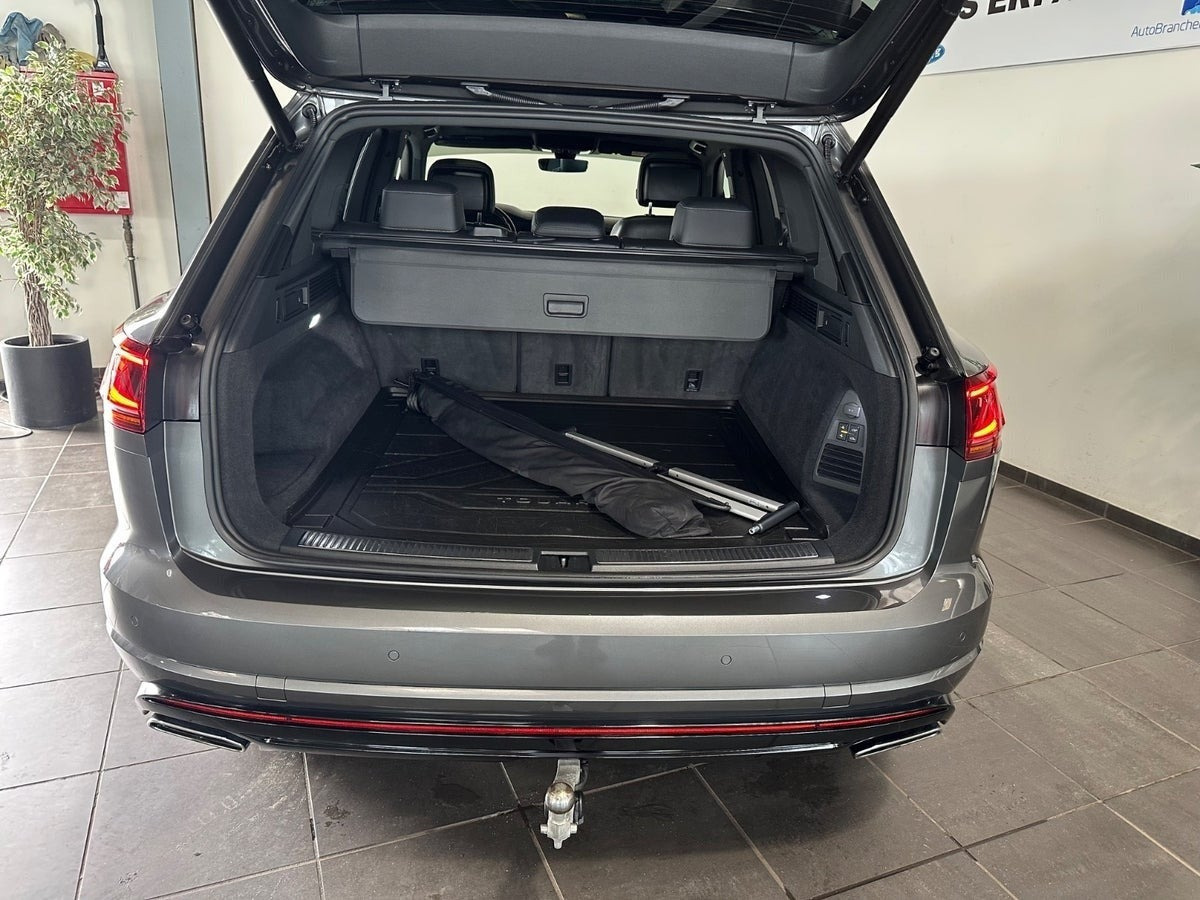 Grå VW Touareg fra 2019
