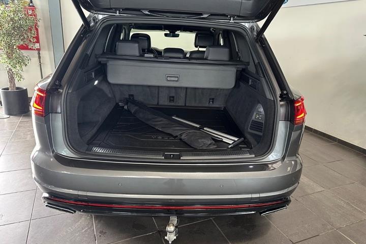 Grå VW Touareg fra 2019
