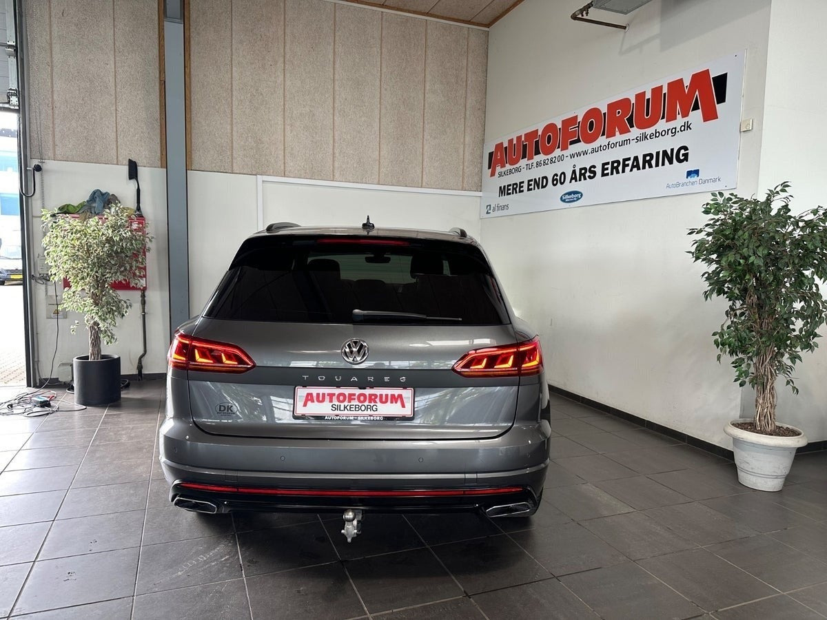 Grå VW Touareg fra 2019