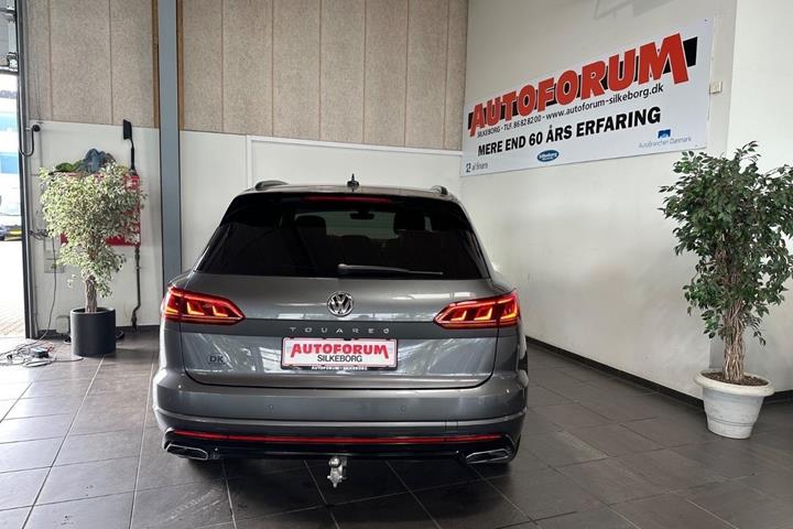 Grå VW Touareg fra 2019