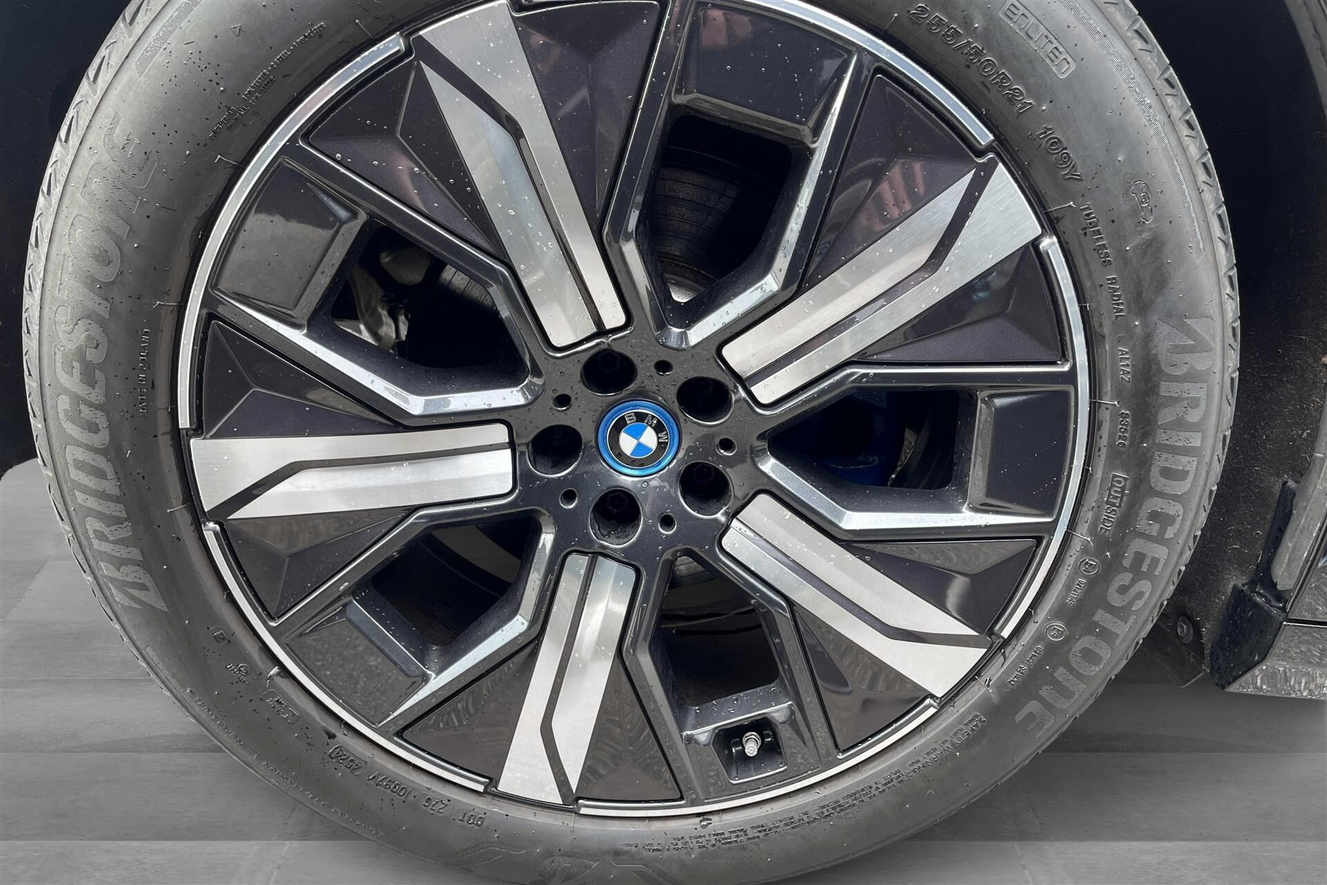 BMW iX xDrive50, 524hp, 2025
