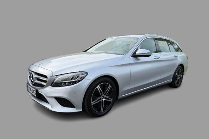 Sølv Mercedes C220 d fra 2019 set udefra
