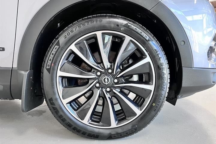 Grå Opel Grandland X fra 2021