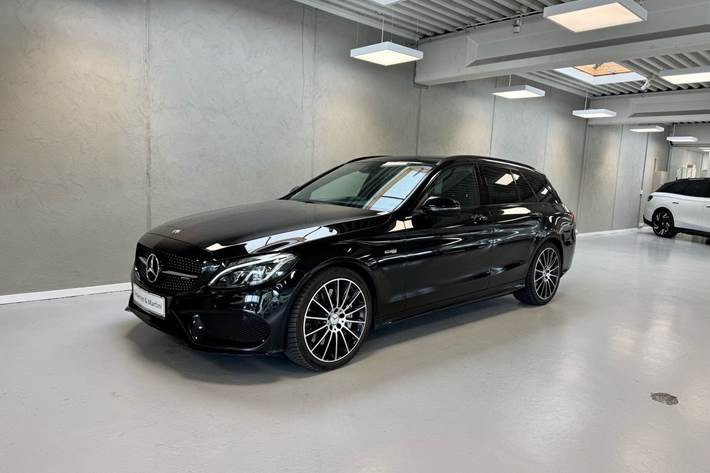 Sort Mercedes C43 AMG fra 2017 set udefra
