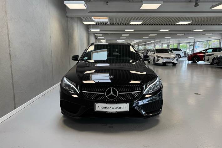 Sort Mercedes C43 AMG fra 2017 set udefra