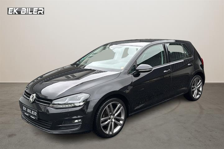 Sort VW Golf fra 2014 set udefra