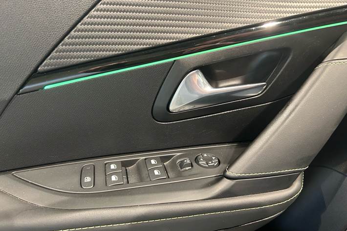 Grå Peugeot e-208 fra 2022